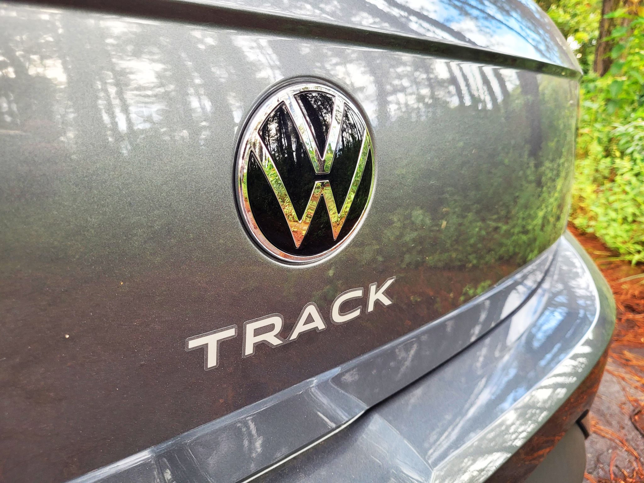 volkswagen polo track 2023 cinza platinum detalhe emblema centro da tampa do porta malas