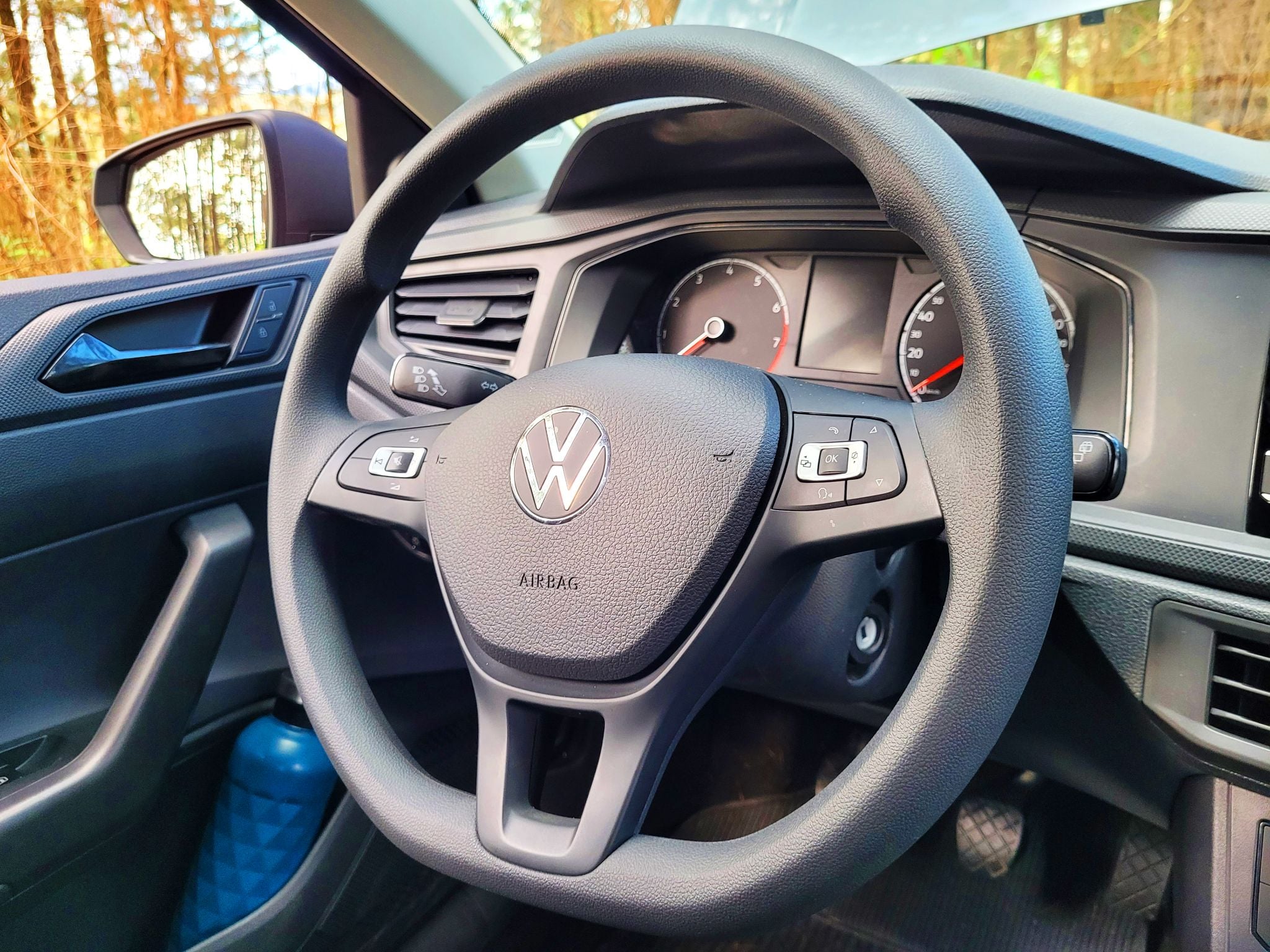 volkswagen polo track 2023 interior detalhe volante multifuncional