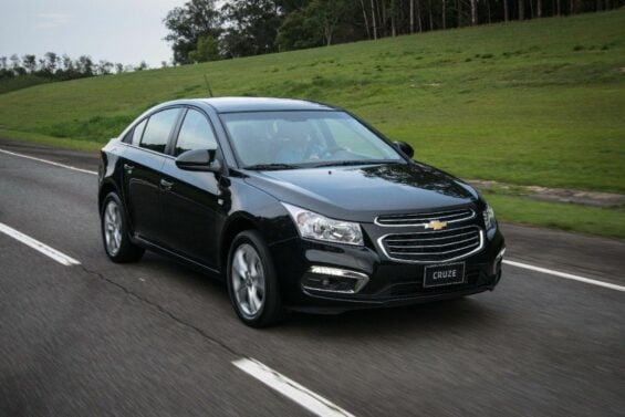 chevrolet cruze 2015 preto em movimento
