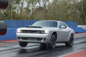 dodge challenger srt demon 170 prata dianteira pista de arrancada levantando as rodas dianteiras