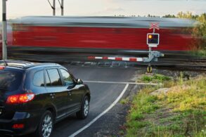 cruzamento linha ferrea sobre rodovia