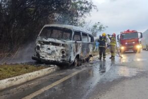 kombi pegou fogo corpo de bombeiros