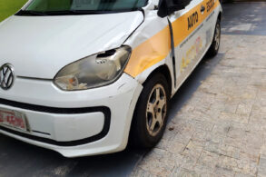 volkswagen up branco de autoescola com batida no para lama esquerdo