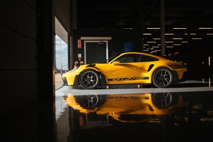 porsche 911 gt3 rs weissach package lateral parado em boxe de autodromo