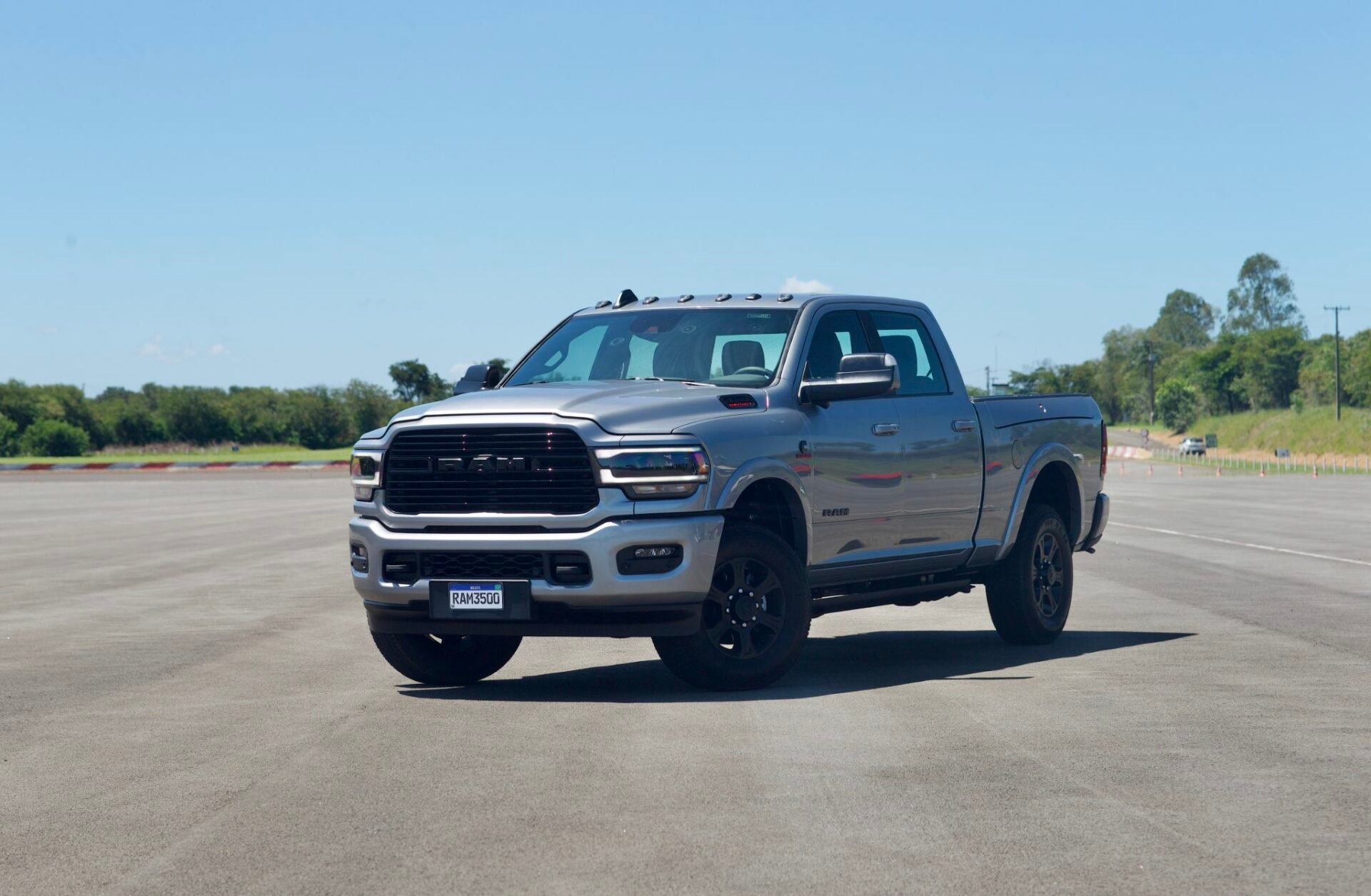 ram 3500 laramie night edition cinza frente parada em pista