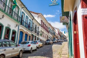 shutterstock ladeira em ouro preto com carros estacionados