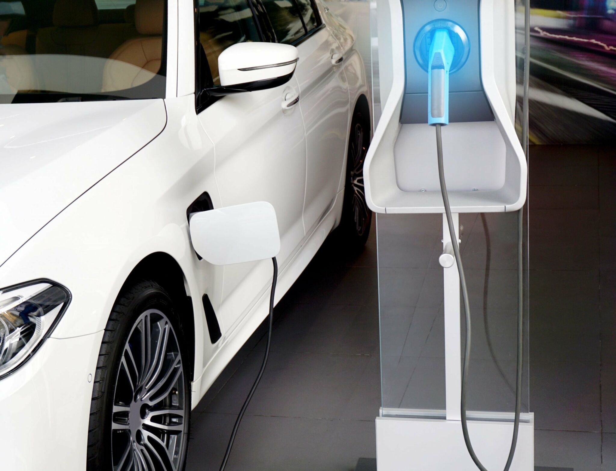 Eletricidade está mais cara que gasolina, reclamam dono de carros elétricos