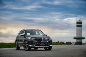 bmw x1 sdrive20i xline preto frente parado 2