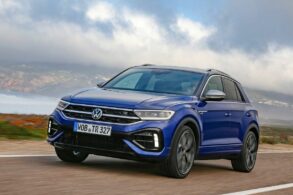 volkswagen t roc r azul em movimento