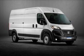 fiat ducato 2023 furgao branca chassi longo lateral e frente