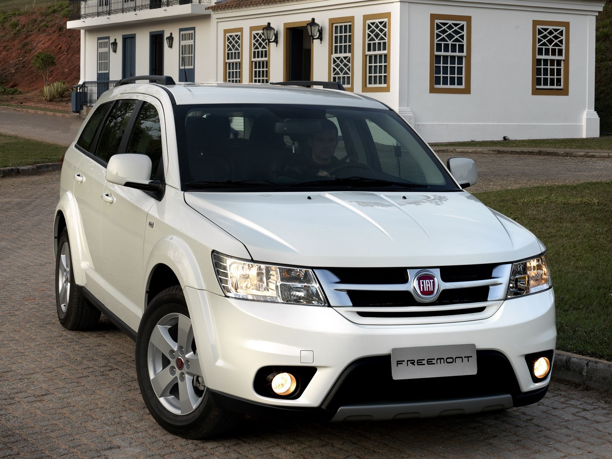 fiat freemont branco perolizado frente parado proximo a casa antiga