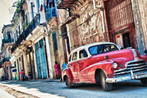 carro estacionado em rua de cuba