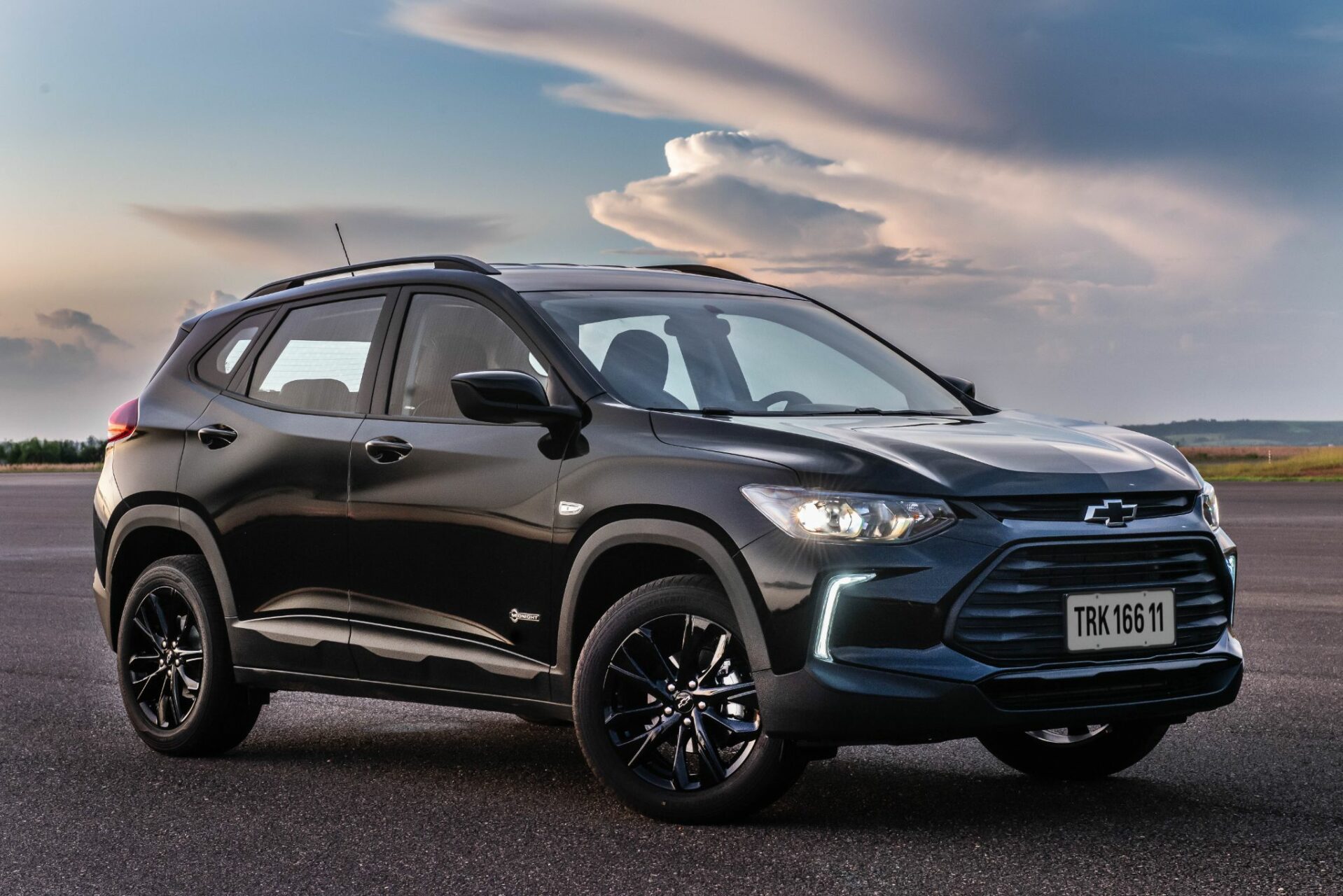 chevrolet tracker midnight preto frente parado