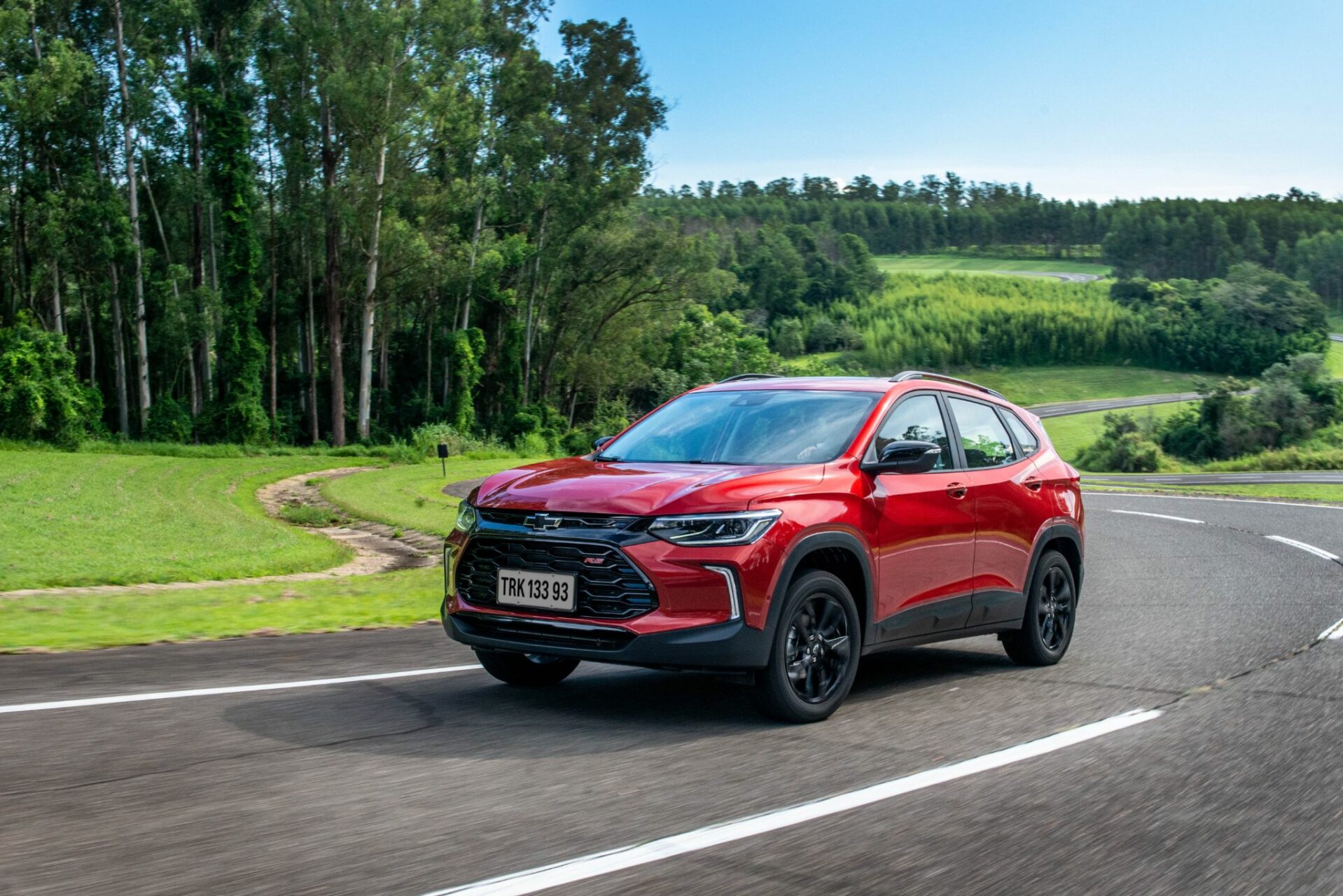 chevrolet tracker rs vermelho chili frente em movimento pista