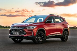 chevrolet tracker rs vermelho chili frente parado