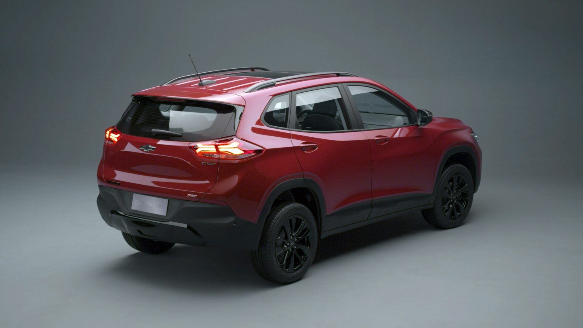 chevrolet tracker rs vermelho chili traseira parado estudio