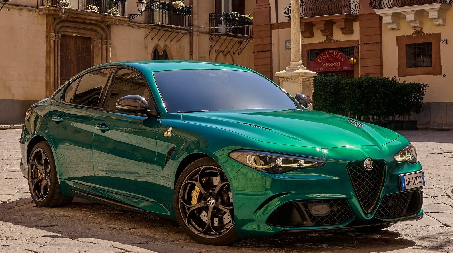 alfa romeo giulia quadrifoglio aniversario verde frente e lateral 2023