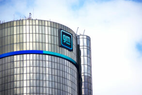 sede da gm em detroit linda parton shutterstock