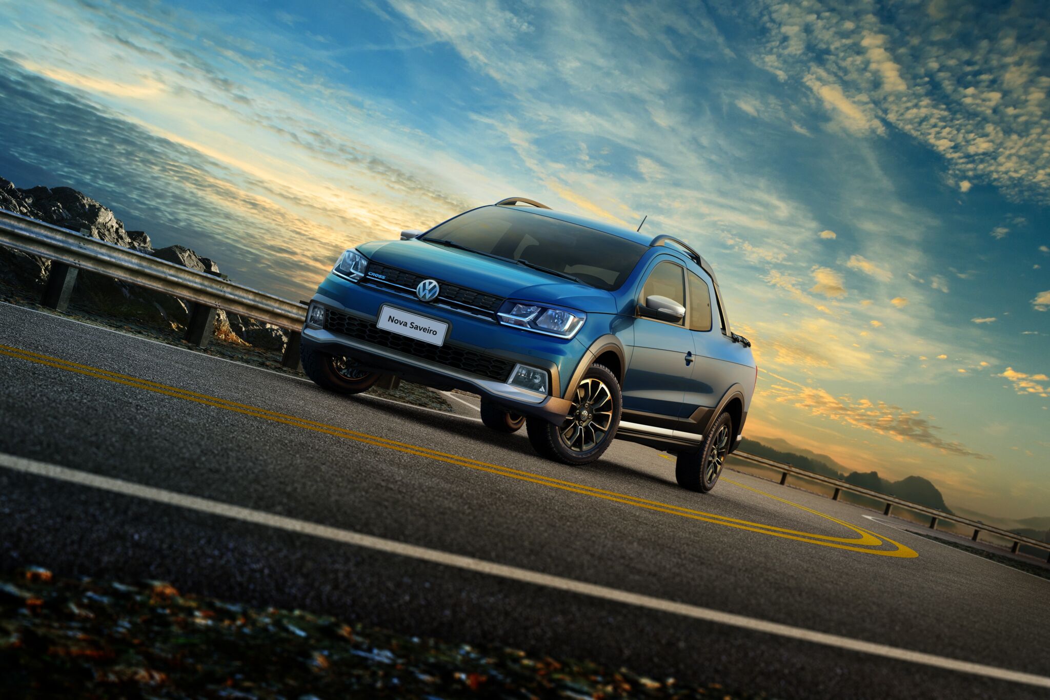 volkswagen saveiro cross cabine dupla azul parada em rodovia