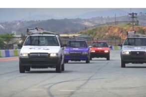 corrida de fiat uno mille com escada no teto