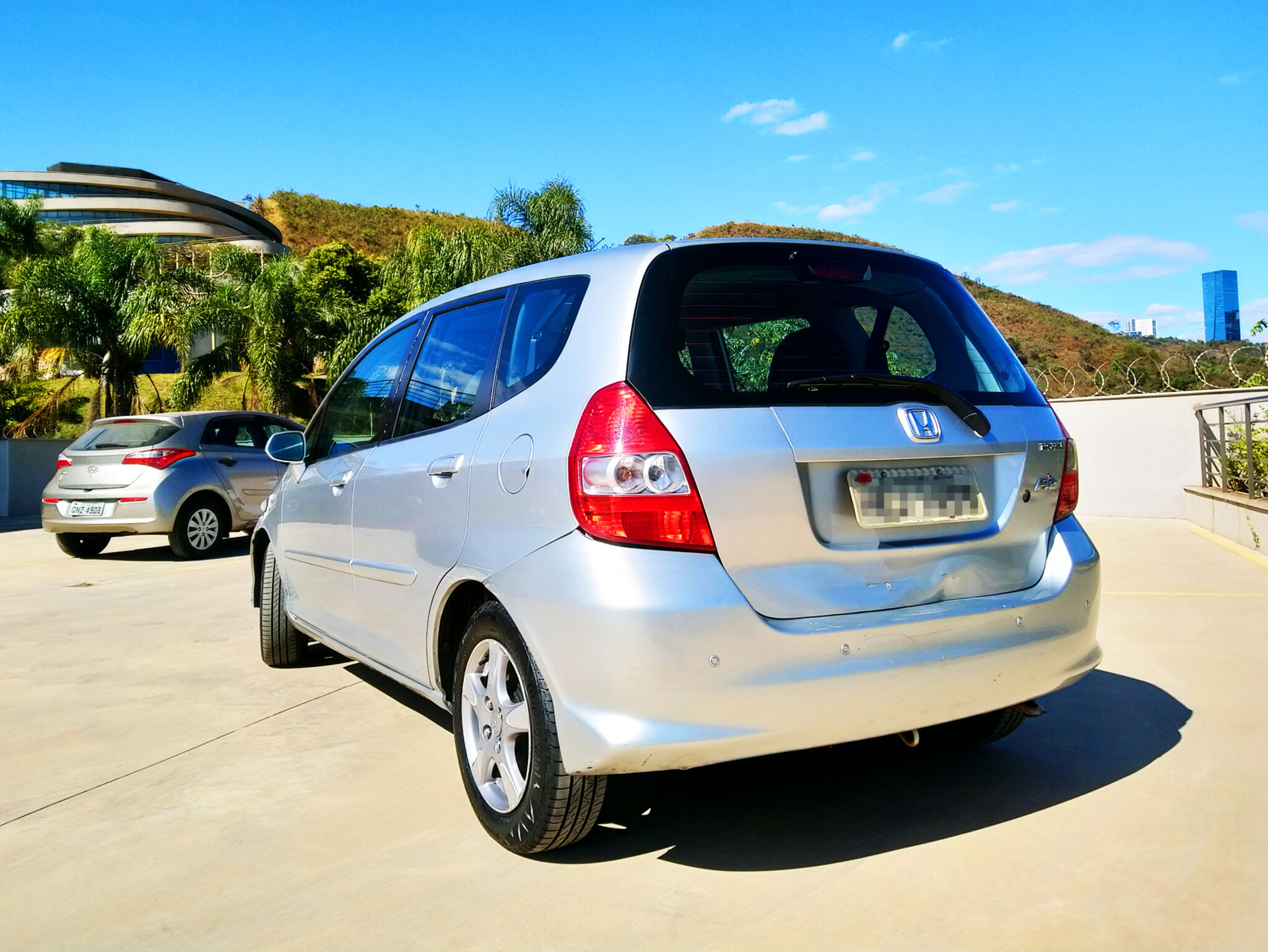 honda fit lxl 1 4 2007 prata traseira parado em estacionamento com tampa do porta malas amassada