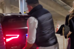 ronaldo abrindo porta malas de bmw x3