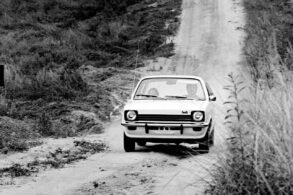 chevrolet chevette branco em estrada de terra