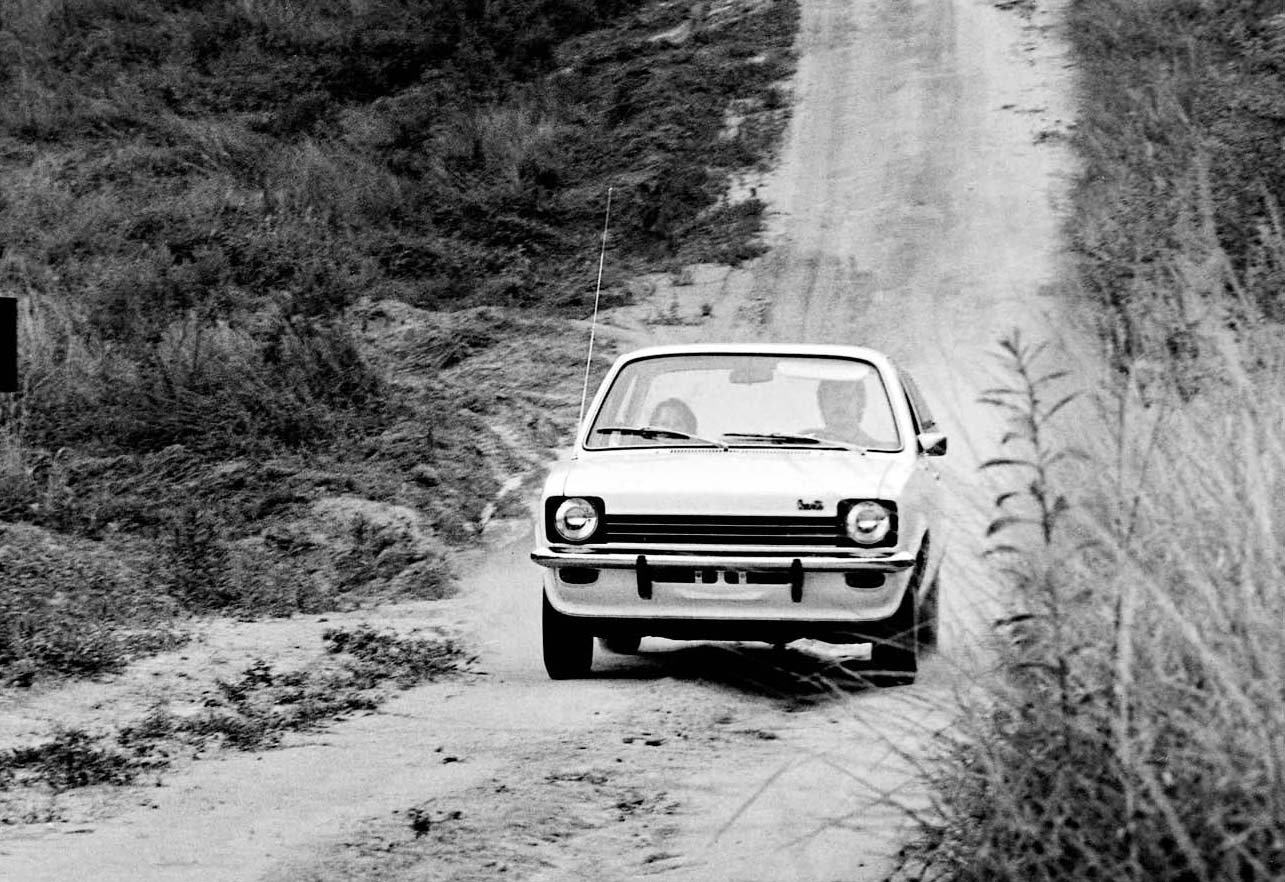 chevrolet chevette branco em estrada de terra