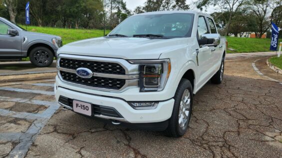 ford f 150 platinum 2023 branca frente lateral interior painel1