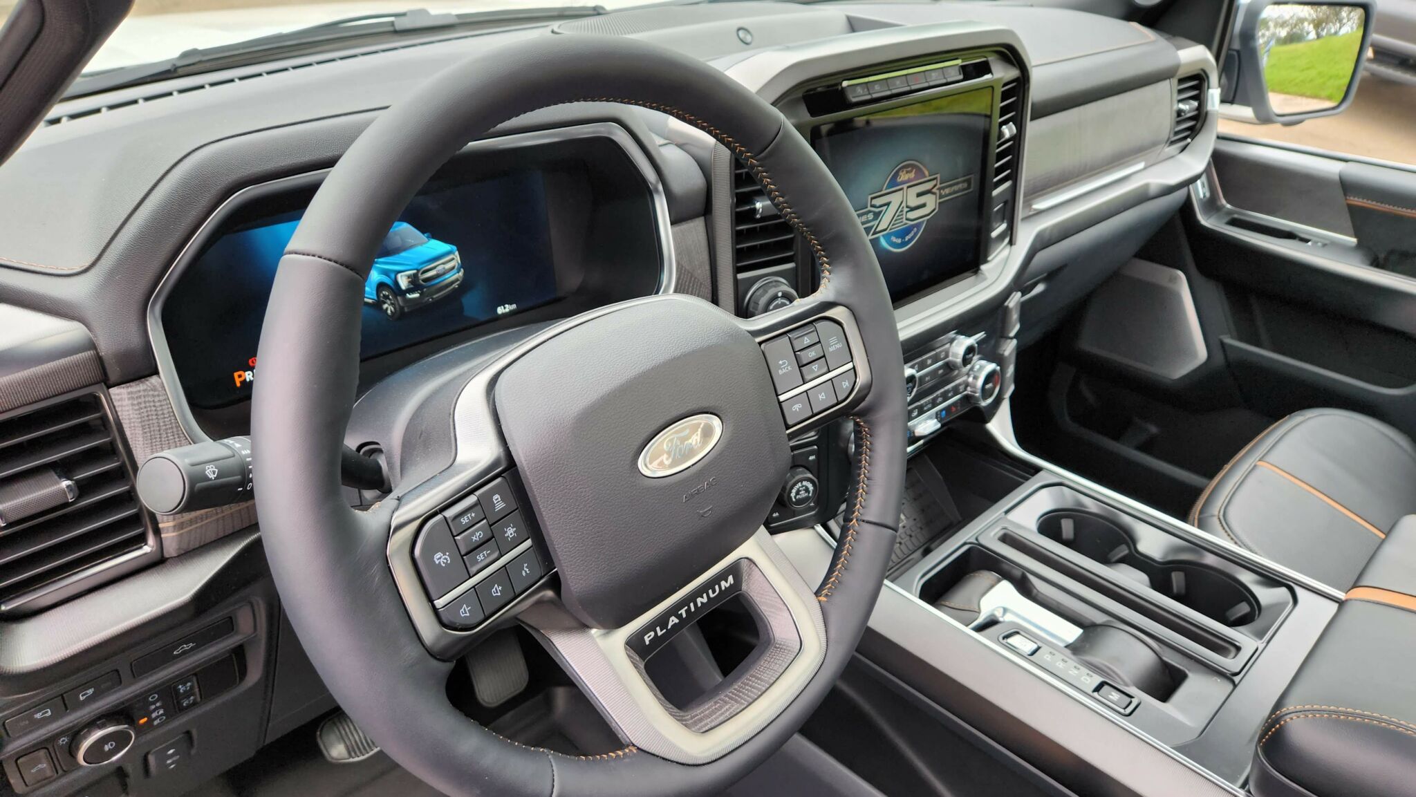 ford f 150 platinum 2023 branca frente lateral interior painel3
