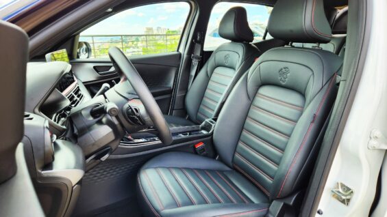 fiat pulse abarth 2023 interior visto de lado bancos dianteiros