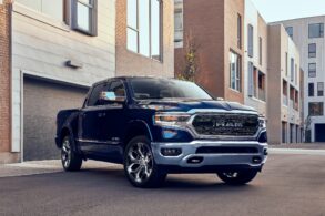 ram 1500 limited 2023 preta frente parada em frente a casas
