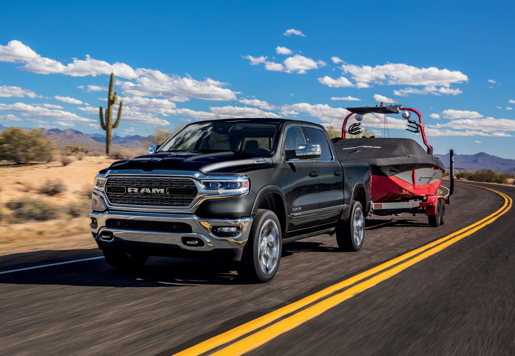 ram 1500 limited 2023 preta frente rebocando barcom em estrada