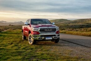 ram 1500 limited 2023 vermelha parada na beira de estrada