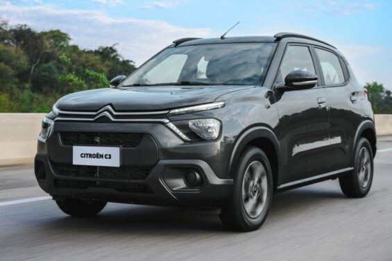 citroen c3 live 2023 preto em movimento frente e lateral