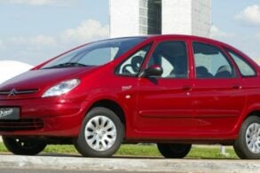 citroen xsara picasso vermelho frente parado em brasilia