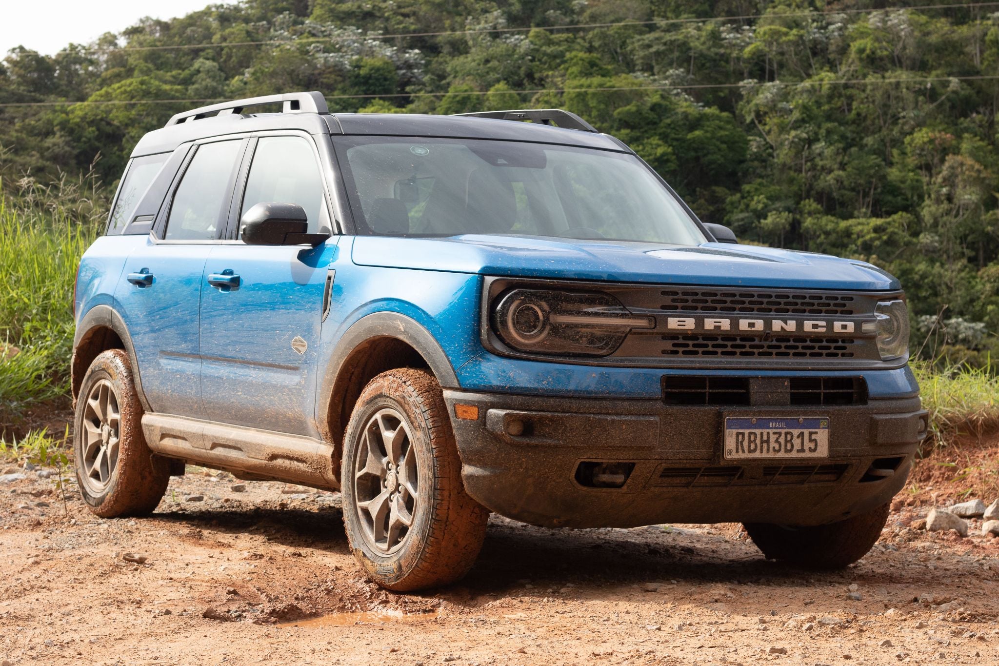 ford bronco sport wildtrak 2022 azul indianapolis frente parado sujo de lama em trilha