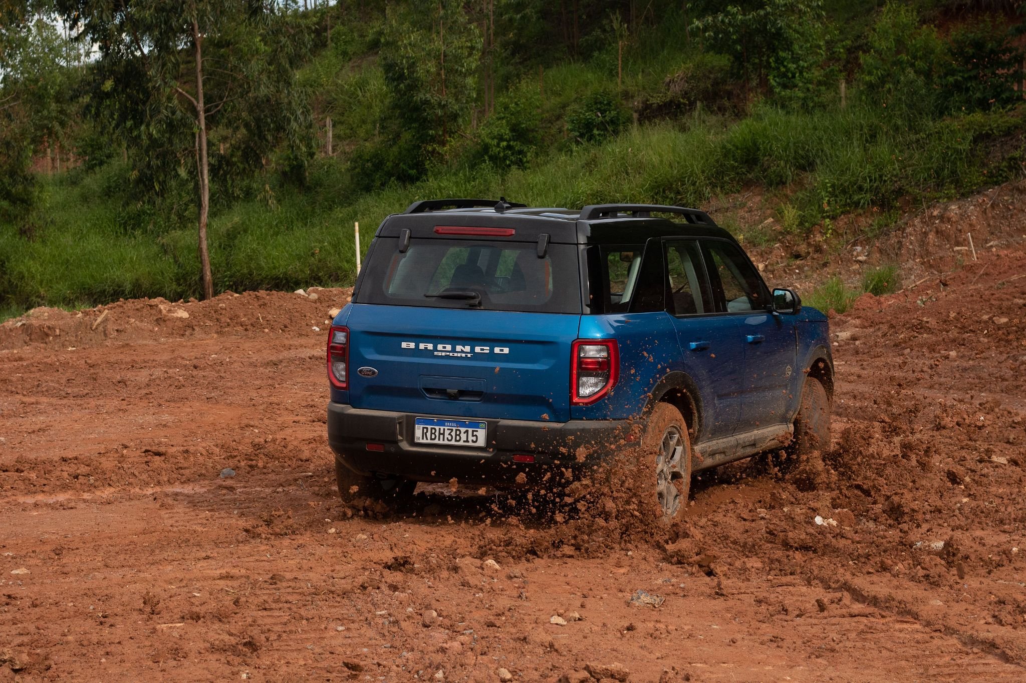 ford bronco sport wildtrak 2022 azul indianapolis traseira acelerando em lamacal 2