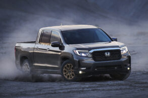 honda ridgeline cinza frente fazendo curva em cascalho