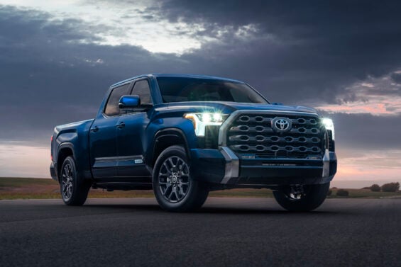Toyota Tundra Platinum Crewmax em movimento na estrada