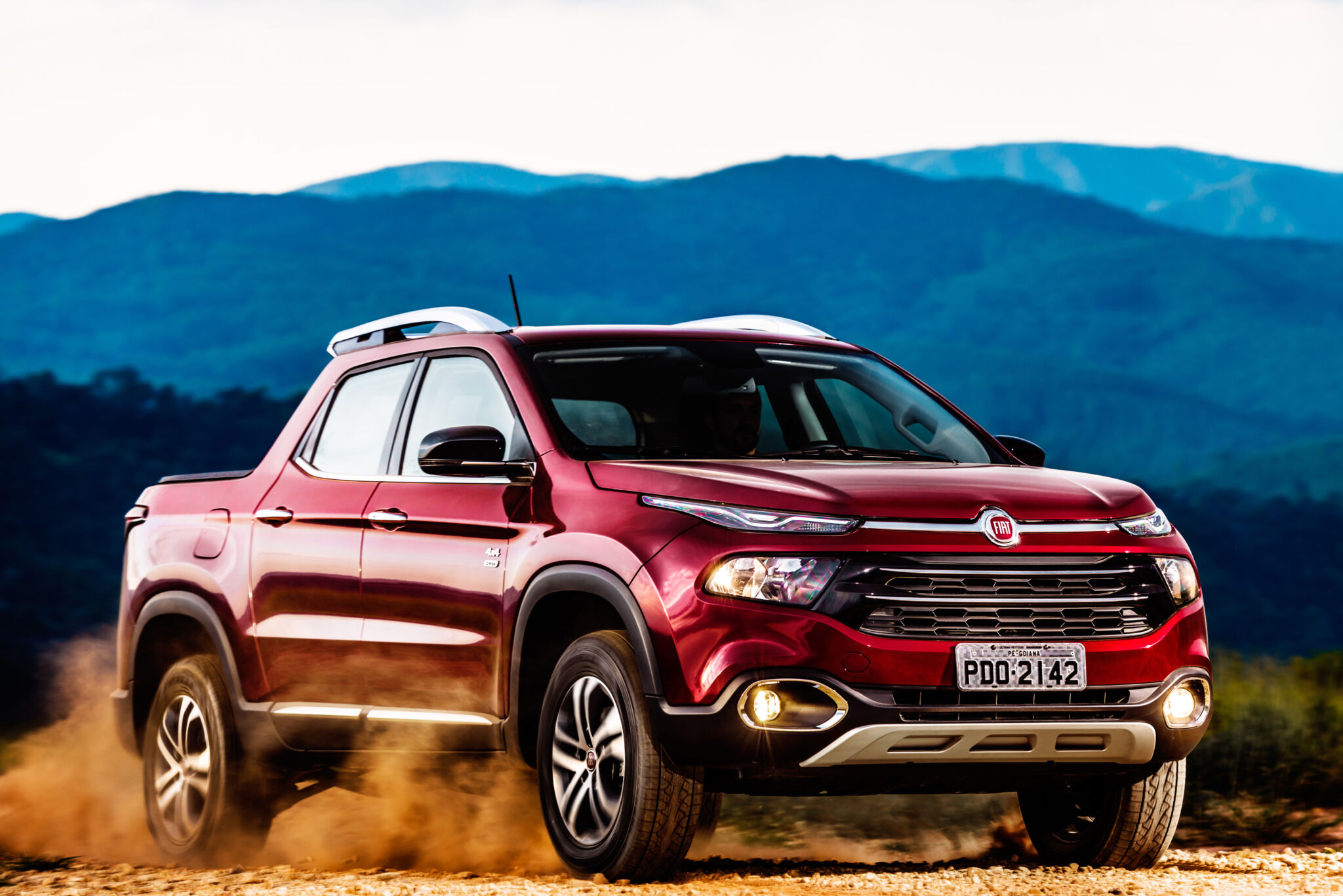 fiat toro volcano 2016 vermelho frente em estrada de terra