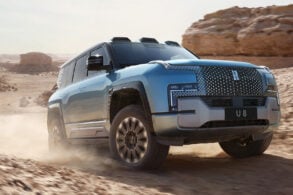 byd yangwang u8 prata frente em deserto