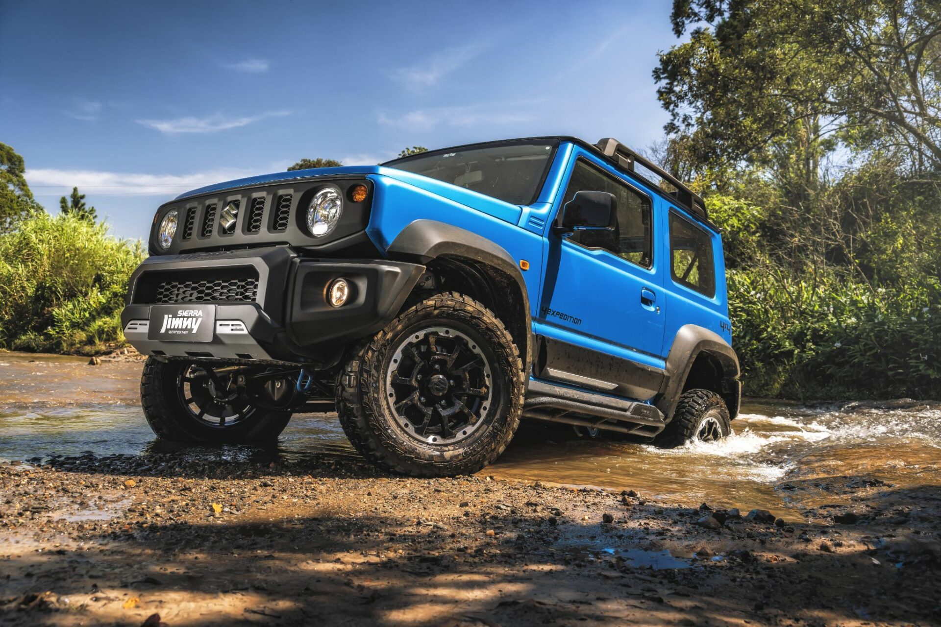 suzuki jimny sierra 4expedition 2024 azul brisk frente parado saindo de rio