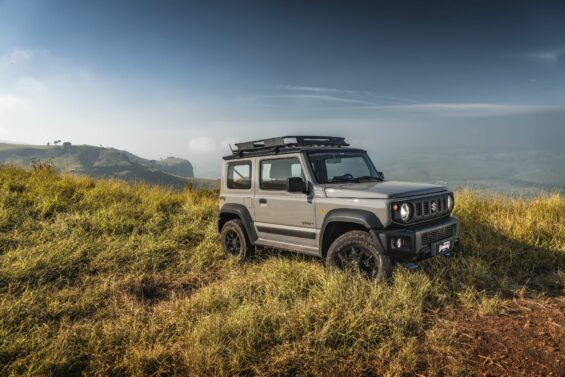 suzuki jimny sierra 4sport 2024 cinza medium frente parado em campo