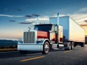 peterbilt 589 vermelho com carreta em movimento