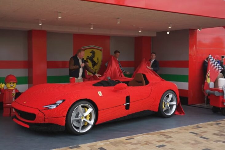Ferrari Monza SP1 feita de peças Lego