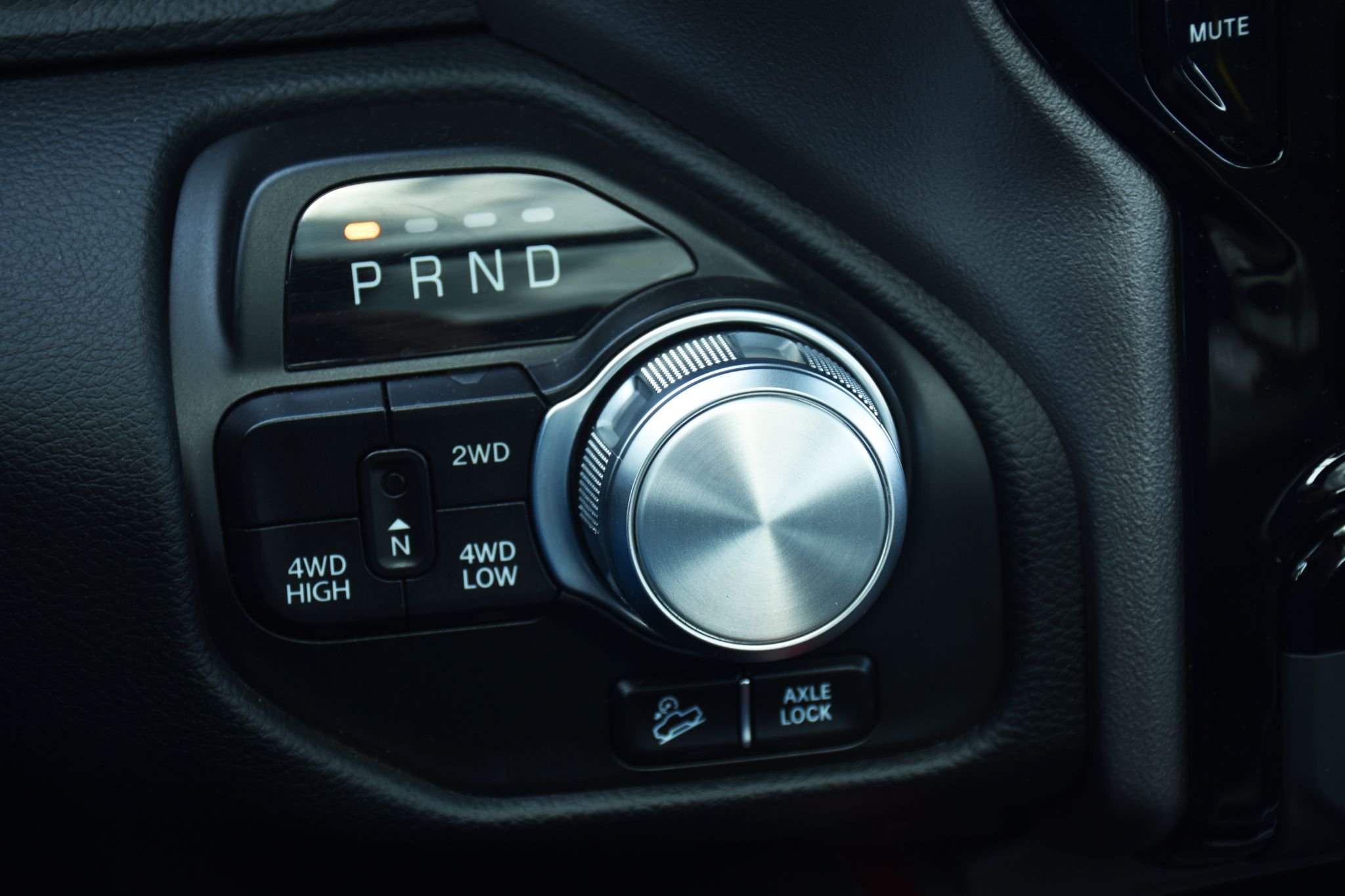 ram 1500 rebel 2022 interior seletor do cambio automatico e de tracao