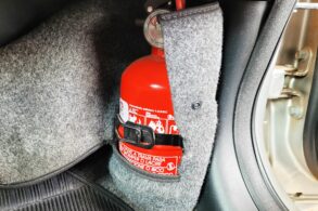 extintor de incendio honda fit 2006 com a capa de carpete aberta