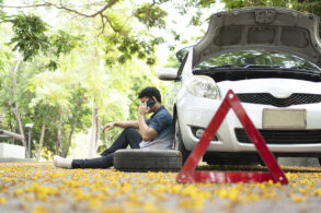 homem no telefone pneu furado pista portal