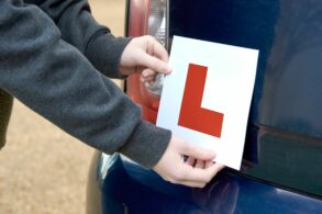 shutterstock plaqueta de identificacao motorista recem habilitado inglaterra